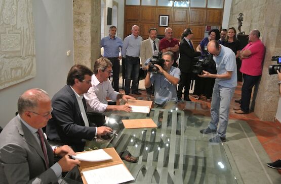 Ibertabaco firma con Deltafina el primer contrato plurianual de tabaco en España