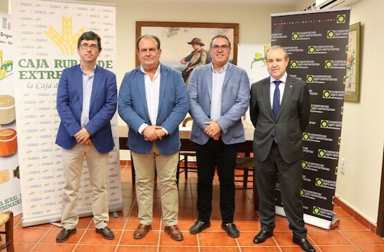 Cooperativas Extremadura y Caja Rural de Extremadura firman un convenio