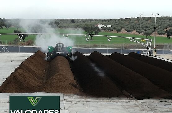 VALORARES inicia las primeras aplicaciones de compost en polvo en viña y olivar en Extremadura