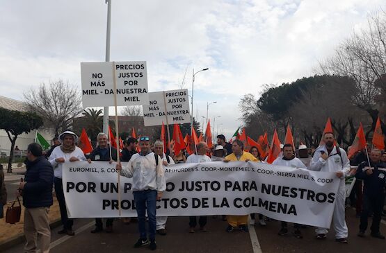 Más de 7.000 agricultores y ganaderos se manifiestan en Don Benito por unos precios justos