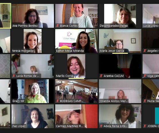 Un centenar de cooperativistas reivindican el Día Internacional de las Mujeres con sus risas