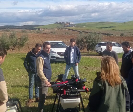 El campo extremeño se digitaliza: 60 agricultores y técnicos se forman agricultura de precisión con drones